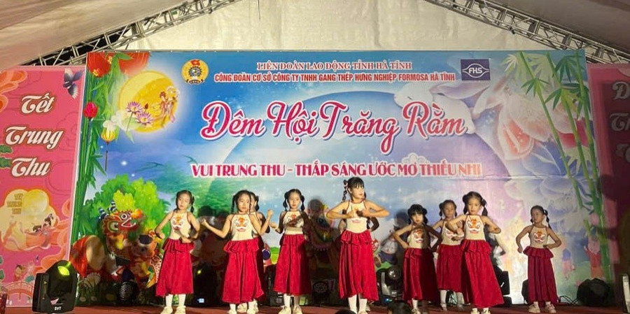 Các tiết mục vui nhộn, sôi động tại Đêm hội trăng rằm. z7073576680988-e5ff7fce91a9fcb7f59f8a83a54b058f.jpg