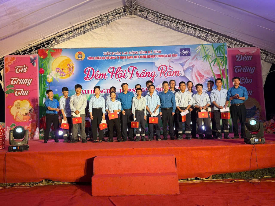 Công đoàn Formosa đã trao các phần quà cho đoàn viên có hoàn cảnh khó khăn. z7073576617551-447906e1592bec8c0987c186a80d4dac.jpg