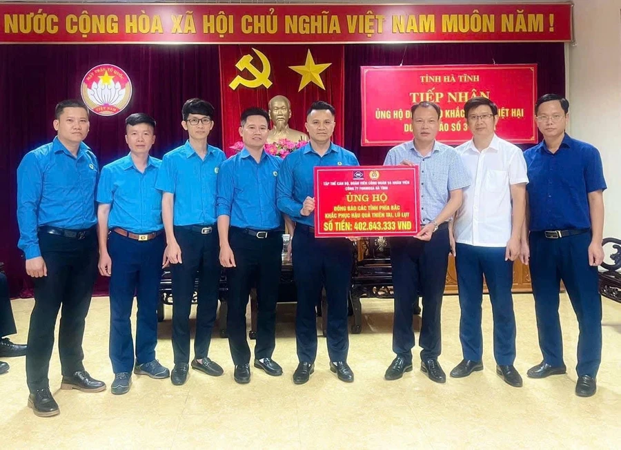 Công đoàn Formosa Hà Tĩnh trao hơn 402 triệu đồng ủng hộ người dân phía Bắc khắc phục bão lụt.