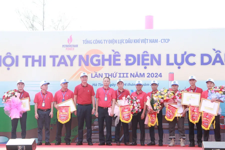 Đại diện Tập đoàn Dầu khí Việt Nam và Tổng Công ty Điện lực Dầu khí trao quà và cờ lưu niệm cho các đội tham dự Hội thi.