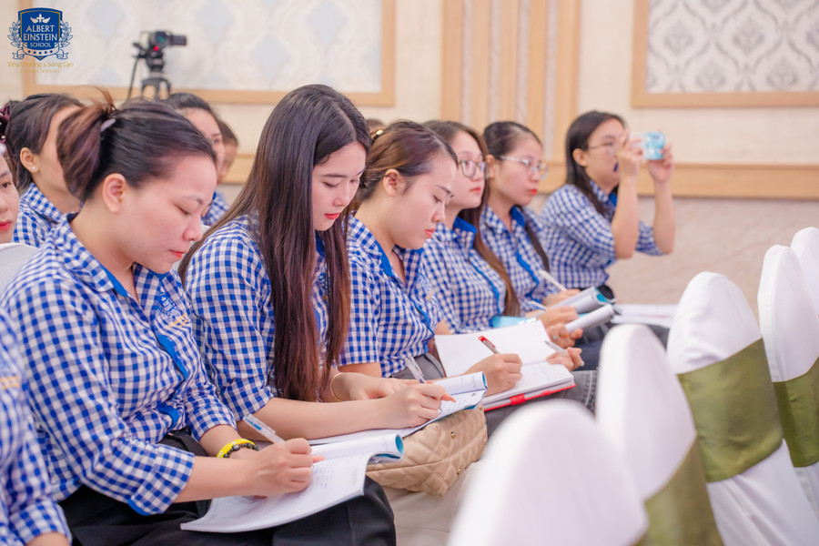 Tham dự chương trình, các thầy cô giáo có thêm kinh nghiệm, giữ vững lòng yêu nghề, thương trò. dsc02681.jpg