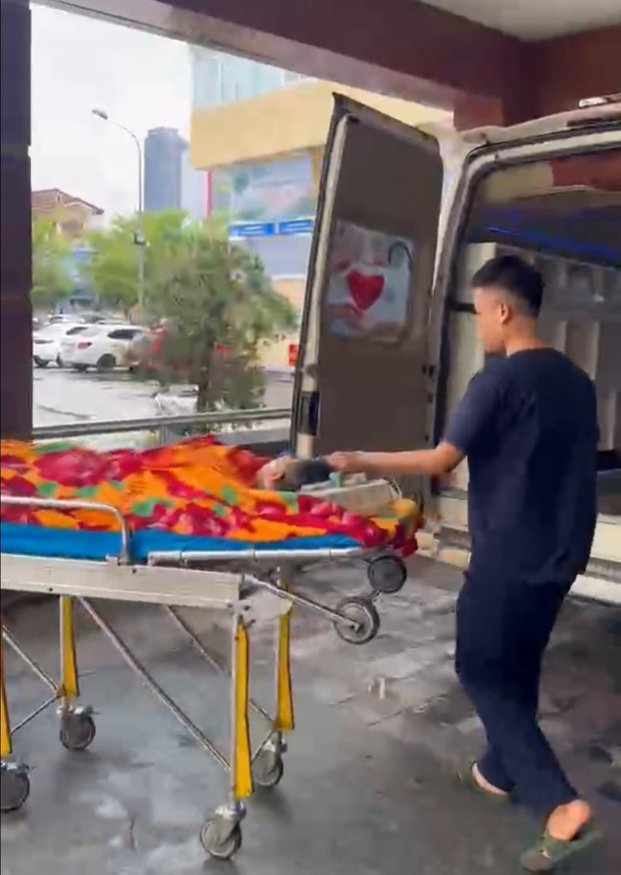Do tình trạng các cháu nguy kịch nên phía Bệnh viện Đa khoa Hà Tĩnh chuyển gấp các cháu lên tuyến trên để cấp cứu. 1000040585.jpg