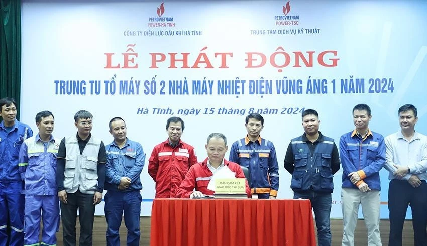 Ông Trịnh Bảo Ngọc - Giám đốc Công ty Điện lực Dầu khí Hà Tĩnh ký giao ước thi đua hoàn thành các hạng mục trung tu tổ máy số 2, Nhà máy Nhiệt điện Vũng Áng 1. (ảnh BHT).