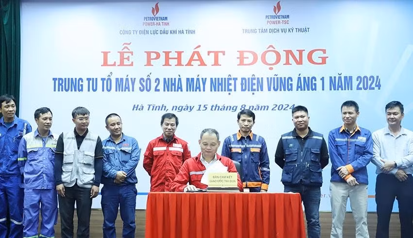 Ông Trịnh Bảo Ngọc - Giám đốc Công ty Điện lực Dầu khí Hà Tĩnh ký giao ước thi đua hoàn thành các hạng mục trung tu tổ máy số 2, Nhà máy Nhiệt điện Vũng Áng 1. (ảnh BHT).