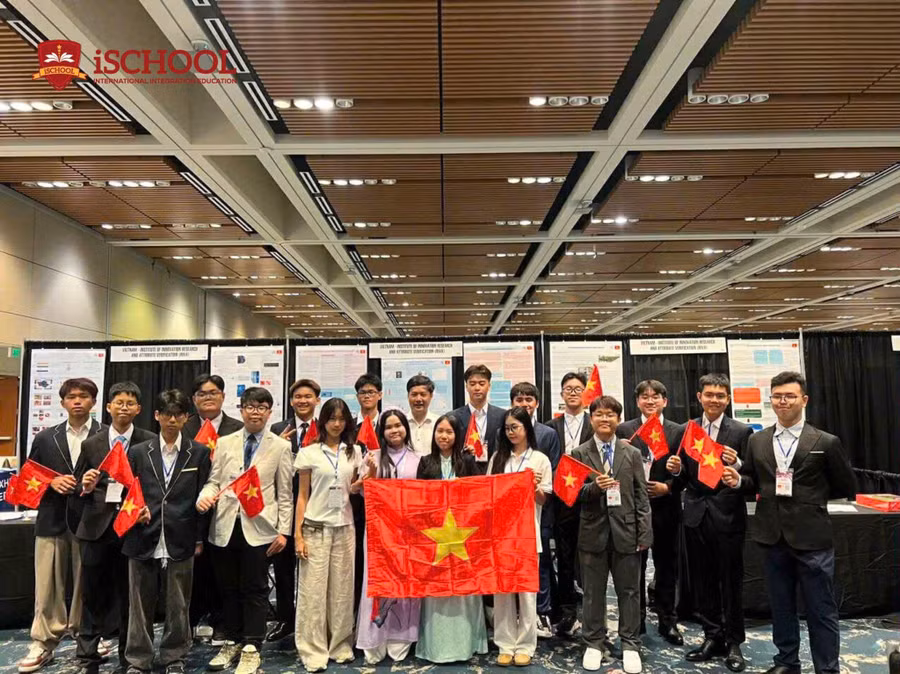 Em Lê Nguyên Bảo Hân (Thứ 4 bên phải sang, hàng thứ nhất) tại cuộc thi Phát minh & Sáng chế Quốc tế Silicon Valley 