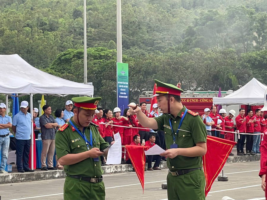 Với sự hỗ trợ chuyên môn từ Phòng Cảnh sát PCCC và CNCH – Công an tỉnh Hà Tĩnh, các phần thi được tổ chức nghiêm túc, an toàn và hấp dẫn. z6558849870737-a47372270ad8e5458f20b5b438c8d62b.jpg
