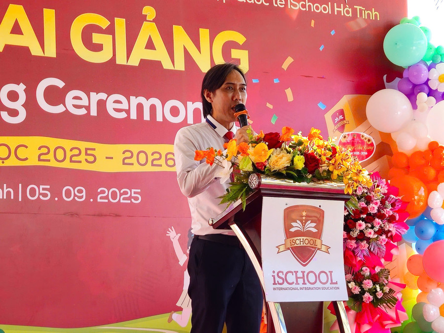 Ông Trần Hải Ngọc - Hiệu trưởng Trường iSchool Hà Tĩnh phát biểu tại lễ khai giảng năm học mới. z6978257965158-773296efd0bb0f3828552ca42992cb19.jpg