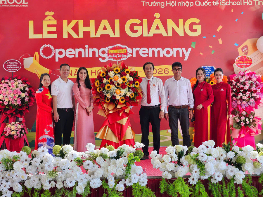 Trưởng đại diện Báo GD&TĐ khu vực Bắc Trung bộ tặng hoa chúc mừng Trường Hội nhập quốc tế iSchool Hà Tĩnh khai giảng năm học mới. z6978257958971-fce89a1b2f334c578ac17526346eccd6.jpg