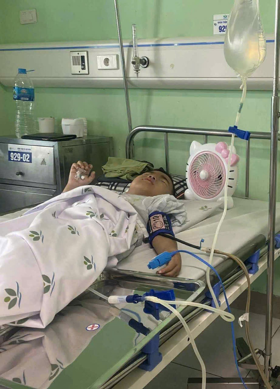 Bé Hải Đăng phải đeo chi chít dây truyền dịch, máy thở, những ống dẫn lọc thận để duy trì sự sống. 1000030993.jpg