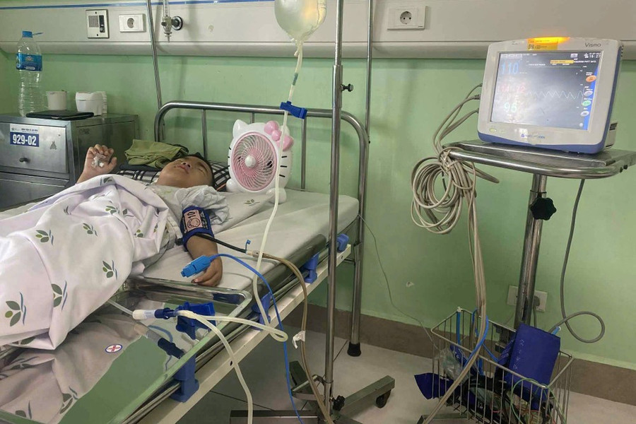 Mới 6 tuổi nhưng số phận của bé Hải Đăng như ngọn đèn leo lắt trước gió.