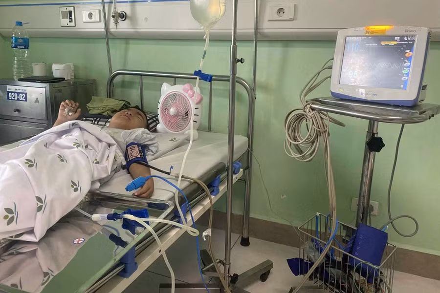 Mới 6 tuổi nhưng số phận của bé Hải Đăng như ngọn đèn leo lắt trước gió.