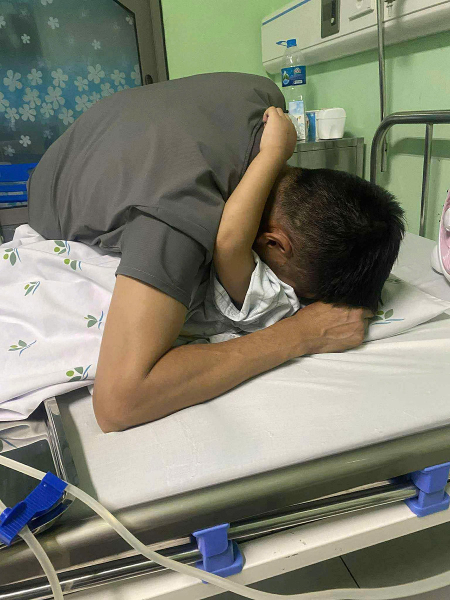 Sợ đứa con trai yêu quý nhất trên đời vị bệnh nặng mà rời xa bố mẹ, giá đình, anh Phong cứ ôm chặt lấy con trai. 1000030998.jpg