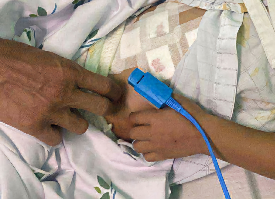 Rồi người cha nghèo khó cứ dùng bàn tay thô ráp nắm lấy tay con. Anh muốn truyền tất cả sức lực của mình để con trai duy trì sự sống, chờ đợi phép màu, điều kì diệu đến với con mình. 1000030996.jpg