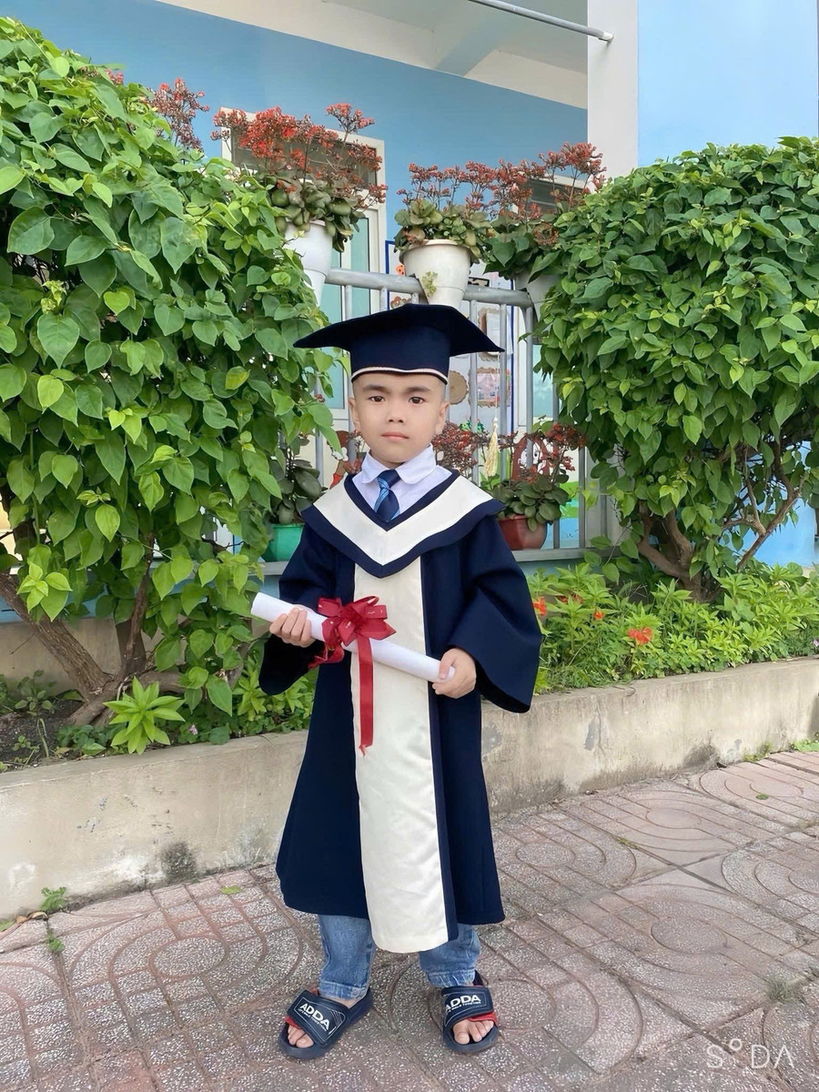 Hải Đăng khi chưa ngã bệnh. Bây giờ mỗi khi tỉnh lại, cháu vẫn luôn muốn trở về nhà để lại được đến trường như các bạn. 1000030999.jpg
