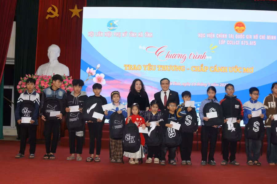 Trao tặng 40 suất quà trị giá 50 triệu đồng cho trẻ mồ côi tại Hà Tĩnh.