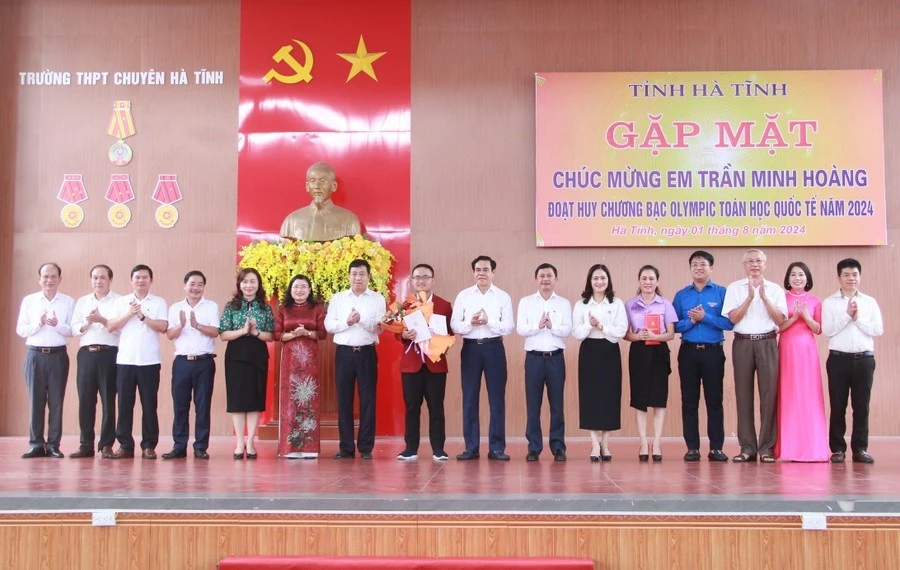 UBND tỉnh Hà Tĩnh tổ chức vinh danh em Trần Minh Hoàng (HS Trường THPT Chuyên Hà Tĩnh) - HCB Olympic Toán quốc tế 2024.