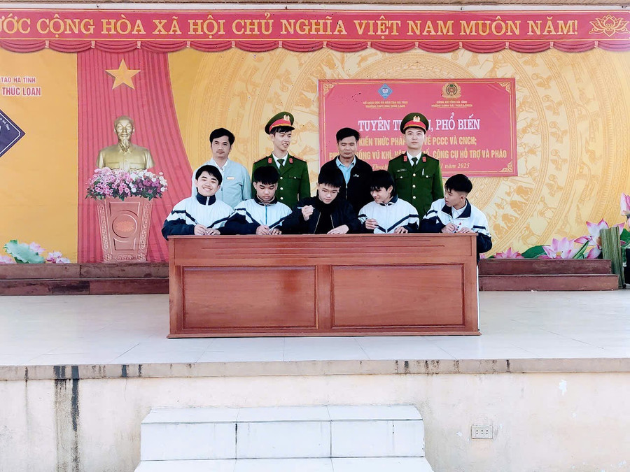Học sinh Trường THPT Mai Thúc Loan (Hà Tĩnh) ký cam kết thực hiện các quy định đảm bảo an ninh trật tự trong dịp Tết Nguyên đán Ất Tỵ và các sự kiện chính trị, văn hóa năm 2025.