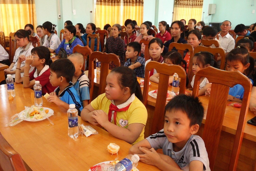 Các đại biểu cùng học sinh, phụ huynh tại chương trình trao quà. 1.jpg