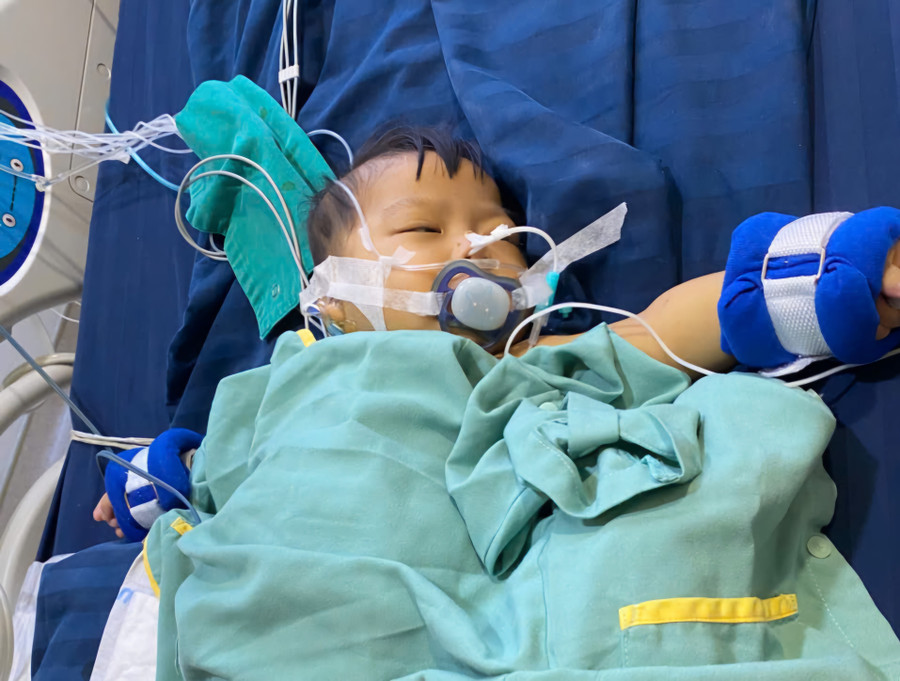 Tiếng khóc xé lòng của bé 7 tháng tuổi sự sống như treo trên sợi chỉ mong manh!