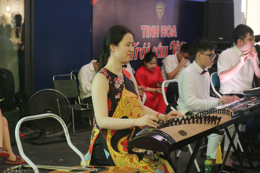An Như tìm thấy niềm vui khi biểu diễn cùng ban nhạc Nắng mới trên đường phố vào mỗi Chủ nhật (Ảnh: Huyền My) z6720317504236-bf9eff78b86849582c2c09a04024a7f6.jpg