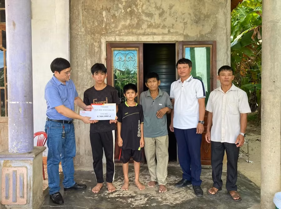 dai-dien-bao-gd&td-trao-qua-cho-em-luu-van-duy (2).jpg