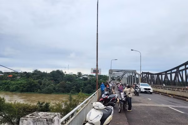 Chỉ trong vòng ít tháng, cầu 14 nối 2 tỉnh Đắk Lắk – Lâm Đồng đã xảy ra 2 vụ học sinh tự tử.