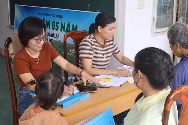 Phụ huynh xã Ia Lốp, Đắk Lắk đến làm thủ tục nhập học cho con. (Ảnh: TH)