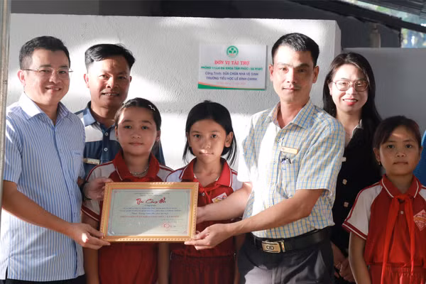 Bàn giao công trình vệ sinh cho Trường Tiểu học Lê Đình Chinh, xã Ea Wy.