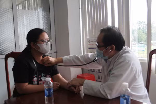Một bệnh nhân được các bác sĩ khám lại theo giấy mời của Bệnh viện đa khoa vùng Tây Nguyên. (Ảnh: TT)