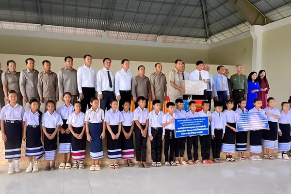 Hội Hữu nghị Việt Nam - Lào tỉnh Lâm Đồng tặng quà cho học sinh nghèo vượt khó tại Lào. (Ảnh: CTV)