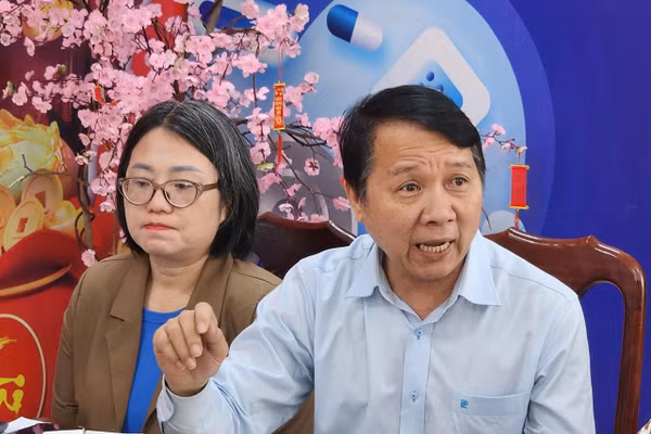 Ông Nguyễn Đăng Giáp - Giám đốc Bệnh viện đa khoa vùng Tây Nguyên trả lời các cơ quan báo chí. (Ảnh: Thành Tâm)