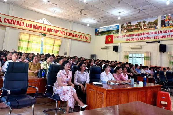 Giáo viên dự Hội nghị tại điểm cầu xã Ea Wer, tỉnh Đắk Lắk. (Ảnh: HQ)
