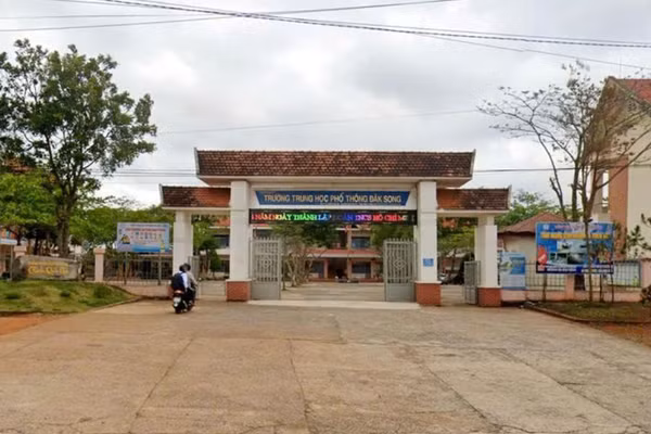 Lãnh đạo Trường THPT Đắk Song mong cơ quan chức năng làm rõ vụ việc để ổn định dạy học.