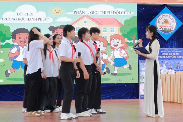 Phần tiểu phẩm giới thiệu đội chơi được học sinh sáng tạo từ những câu chuyện có thật về bạo lực học đường, bắt cóc online.