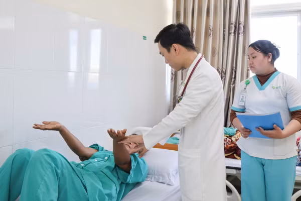 Đội ngũ y, bác sĩ Bệnh viện đa khoa Thiện Hạnh thăm khám cho bệnh nhân bị đột quỵ. (Ảnh: TH).