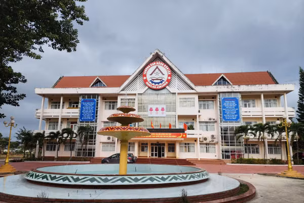 Trường Cao đẳng Đắk Lắk trên đường Lê Duẩn, phường Ea Kao.