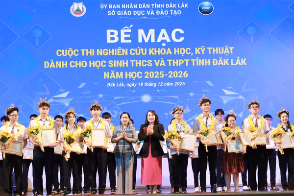 Ban tổ chức trao Giấy chứng nhận cho 6 dự án, sản phẩm đại diện tỉnh Đắk Lắk dự thi cấp quốc gia năm học 2025-2026. 