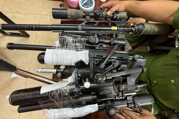 Súng quân dụng do nhóm của Đức chế tạo, bán kiếm lời. (Ảnh: SĐ)