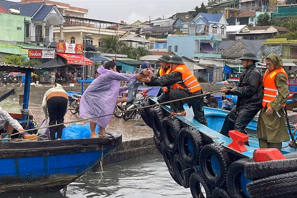 Cháu Nguyễn Quốc Học (SN 2022) được các chiến sĩ Bộ đội biên phòng dùng ca nô cao tốc đưa vào bờ cấp cứu. (Ảnh: BP)