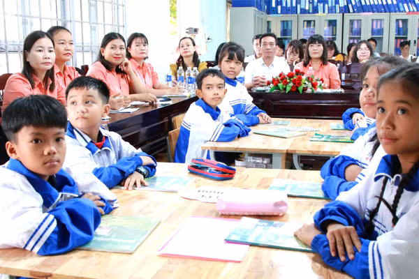 Học sinh, giáo viên thuộc Cụm chuyên môn số 13, Sở GD&ĐT Đắk Lắk tham dự 1 tiết học tại Trường Tiểu học Nơ Trang Lơng.