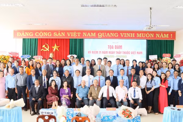Ngành Y tế Đắk Lắk gặp mặt, tri ân các thế hệ y, bác sĩ, nhân viên có nhiều đóng góp vì sức khỏe cộng đồng. (Ảnh: TT).