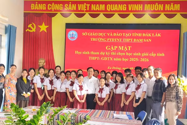 Ban Giám hiệu Trường PTDT nội trú THPT Đam San động viên thí sinh trước ngày tham dự Kỳ thi. (Ảnh: TT)