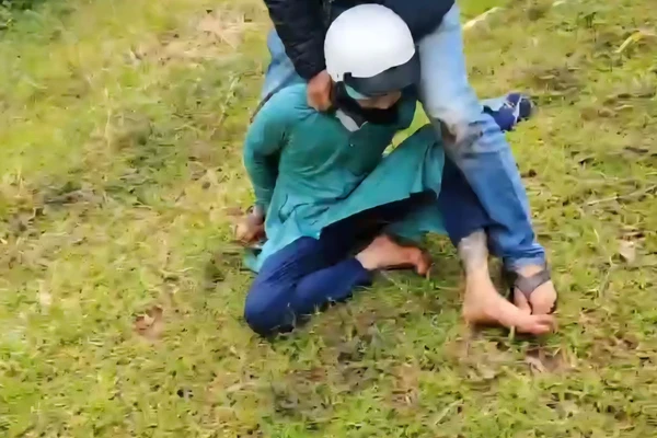 Công an bắt được nghi phạm Nguyễn Nam Đại Thuận. (Ảnh cắt từ Clip)