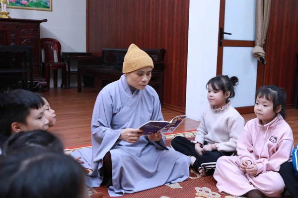 Trẻ được học nhiều điều hay, lẽ phải và lòng biết ơn ông bà/cha mẹ. Ảnh: Đình Tuệ.