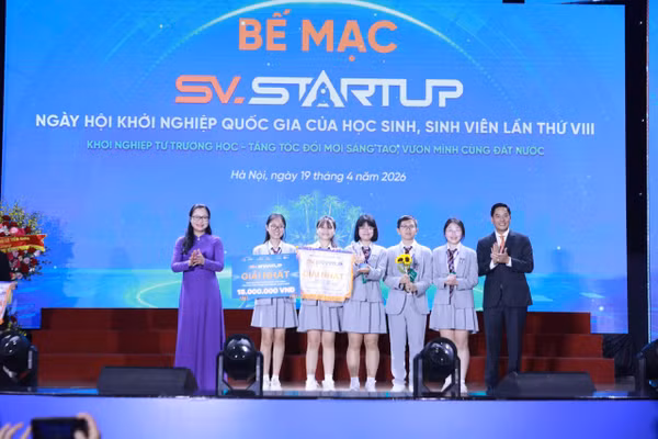 Ban tổ chức trao giải Nhất cho nhóm dự án FRESH TASTE - Gia vị lên men tự nhiên của Sở GD&ĐT Hà Nội. 