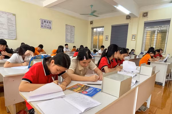 Học sinh Trường PTDTBT Tiểu học và THCS Thung Nai trong giờ học Toán trên lớp. Ảnh: NTCC.