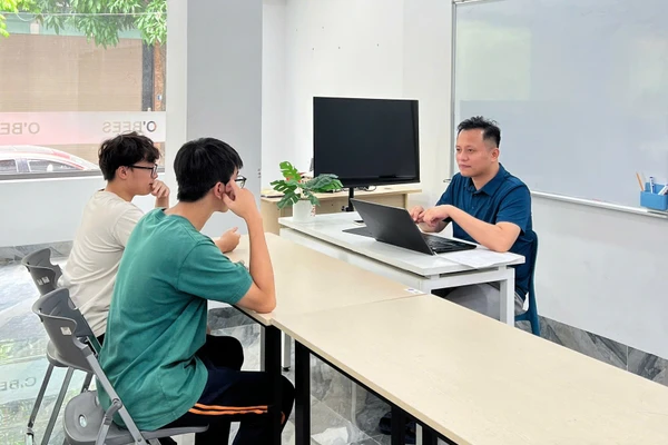 Học sinh lớp 12 tới Viện Tâm lý Giáo dục và Đào tạo nghe tư vấn từ chuyên gia. Ảnh: NVCC.
