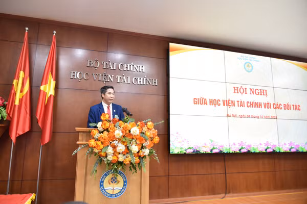 NGƯT.PGS.TS Nguyễn Đào Tùng - Giám đốc Học viện Tài chính trao đổi thông tin tại Hội nghị với các đối tác chiều 4/10. 