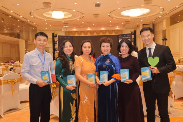 Ban lãnh đạo Mạng lưới EdulightenUp và các vị khách mời. 