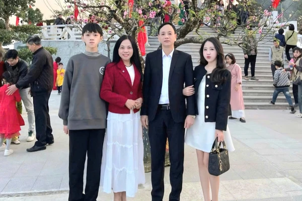 Hà Thành (trái) cùng bố mẹ và chị gái Hà Linh. Ảnh: NVCC.